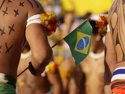 Imagem mostra índio com a bandeira do Brasil 
