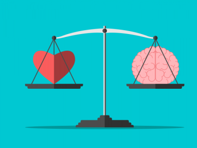 Ilustração mostra uma balança pesando um cérebro e um coração