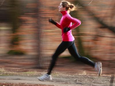 Imagem mostra mulher correndo