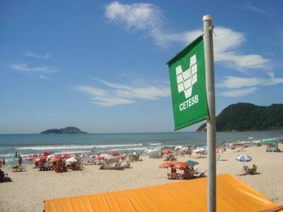 Imagem mostra área de praia co bandeira verde