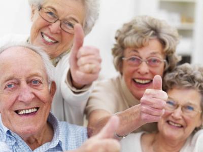Imagem mostra idosos fazendo sinal de positivo
