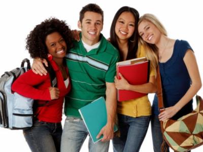 Imagem mostra estudantes em pé segurando caderno