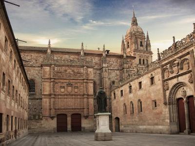 Imagem mostra fachada da Universidad de Salamanca
