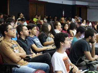 Imagem mostra alunos durante evento