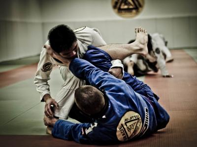 Imagem mostra pessoas treinando Jiu-Jitsu