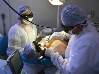 Imagem mostra paciente em atimento na clínica de odonto 