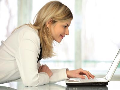 Imagem mostra mulher na frente de computador