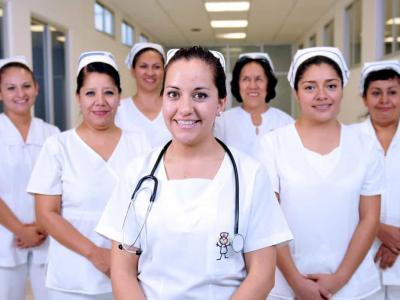 Imagem mostra enfermeiras em pé