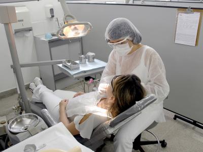 Imagem mostra paciente recebendo tratamento odontológico