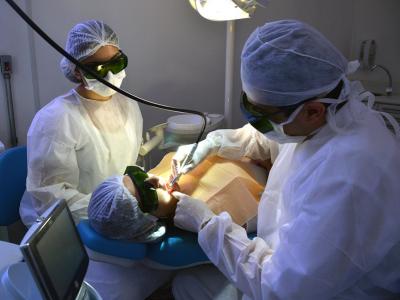 Imagem mostra paciente recebendo tratamento odontológico