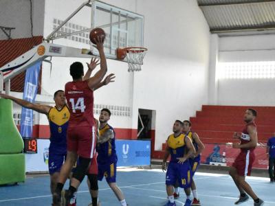 Imagem mostra  jogador de basquete na quadra arremessando bola 