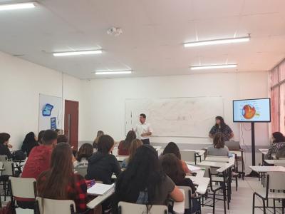 Imagem mostra estudantes durante aula