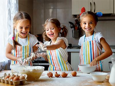 Imagem mostra crianças cozinhando