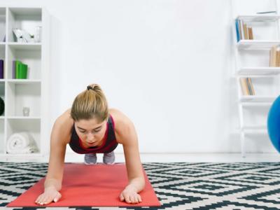 Imagem mostra mulher fazendo exercício em casa