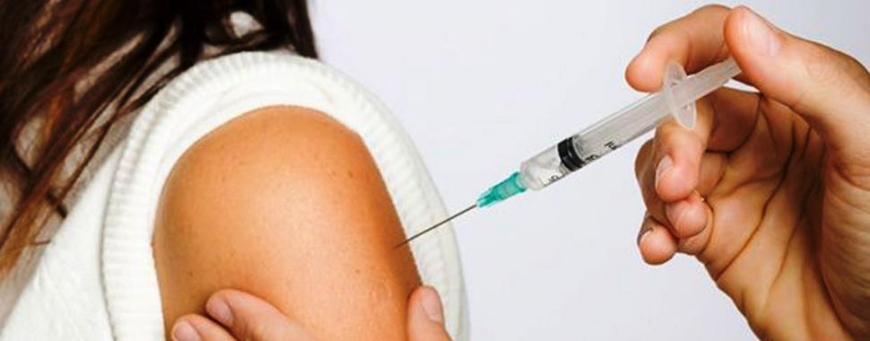 imagem mostra um aplicação de vacina