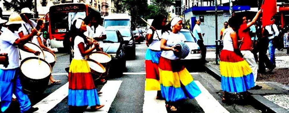 Paulistas vivenciam a tradição pernambucana com grupos de maracatu de baque virado