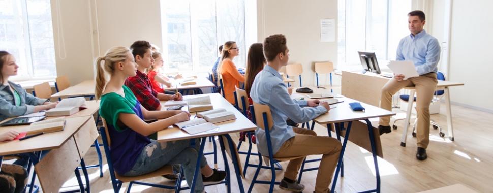 Professor de matemática ensinando em sala de aula