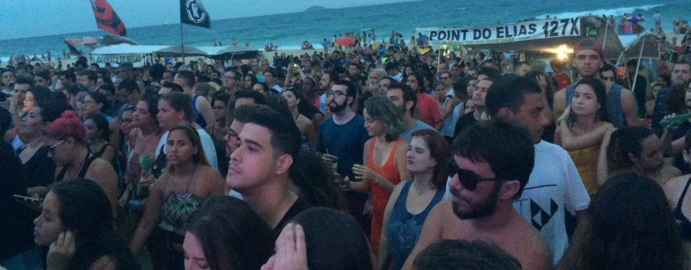 Centenas de cariocas assistem ao show da Banda Suricato