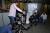Motocicleta para cadeirante produzida com motor de bicicleta. Um dos projetos dos alunos