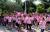 As mulheres cobriram de rosa a avenida Paulo Faccini 