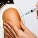 imagem mostra um aplicação de vacina