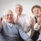 Imagem mostra três idosos fazendo sinal de positivo