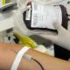 Imagem mostra pessoa doando sangue